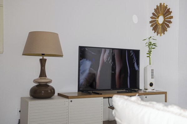 Comfort Studio, City View | Televisyen