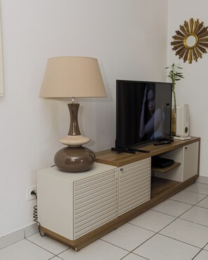 Comfort Studio, City View | Television -  Cocon Cayennais Appartement de charme (Cayenne)