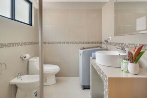 Dusche, Bidet, Handtücher, Seife