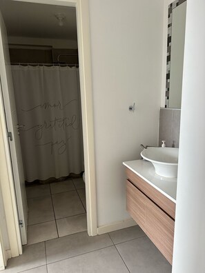 SĂšche-cheveux, serviettes fournies, savon, papier toilette