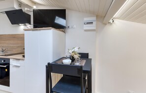 Fridge, oven, stovetop