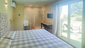 A bedroom with a bed, a desk, a shower, and a TV. - Nice home in Usclas-d'Hérault (Usclas-d'Hérault)