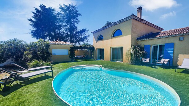 A house with a swimming pool, a patio with lounge chairs, and a garden with trees. - Nice home in Usclas-d'Hérault (Usclas-d'Hérault)