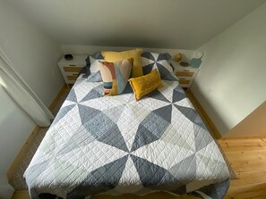 2 makuuhuonetta, silitysrauta/-lauta, Wi-Fi, vuodevaatteet