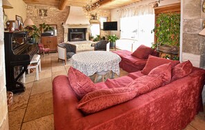 Fernseher, Kamin, Tischtennisplatte