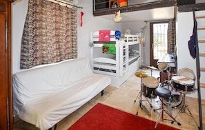 4 bedrooms, travel cot, free WiFi