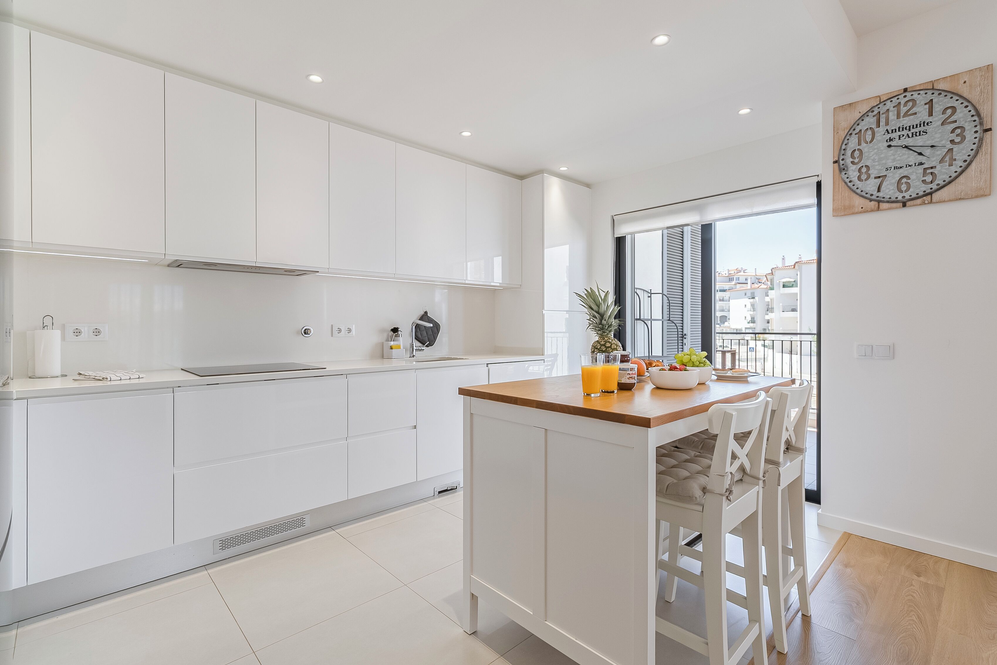 Réfrigérateur, four à micro-ondes, un four, surface de cuisson