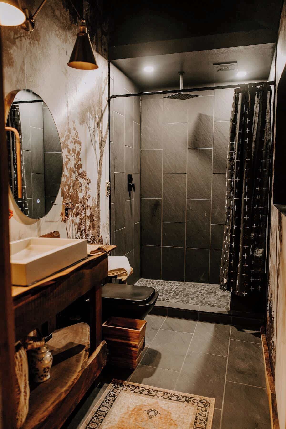 Dusche, Haartrockner, Handtücher, Shampoo