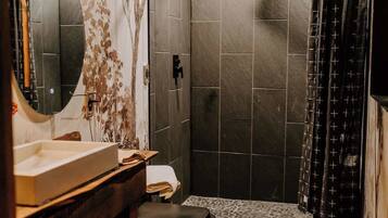 Dusche, Haartrockner, Handtücher, Shampoo
