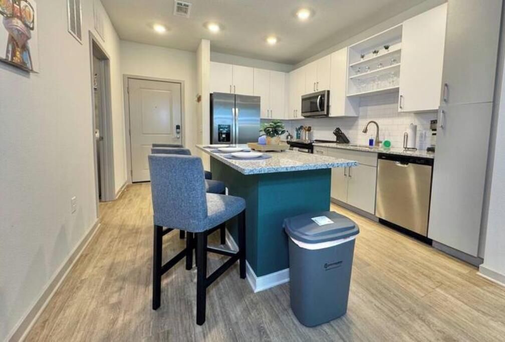 Mikrobølgeovn, ovn, kokeplater og oppvaskmaskin