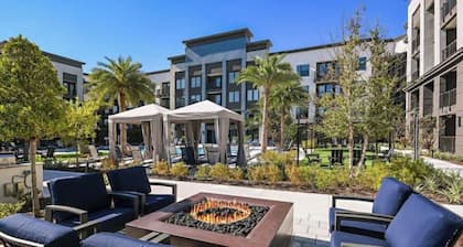 Comfy Modern King Bed Pool Near Mayo Town Center