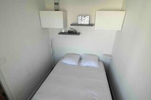 1 bedroom, iron/ironing board, internet, bed sheets