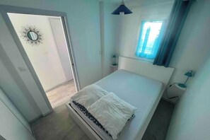 2 bedrooms, iron/ironing board, internet, bed sheets