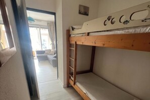 1 chambre, fer et planche à repasser, accès Internet, draps fournis