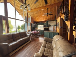 Una Smart TV, una chimenea, libros