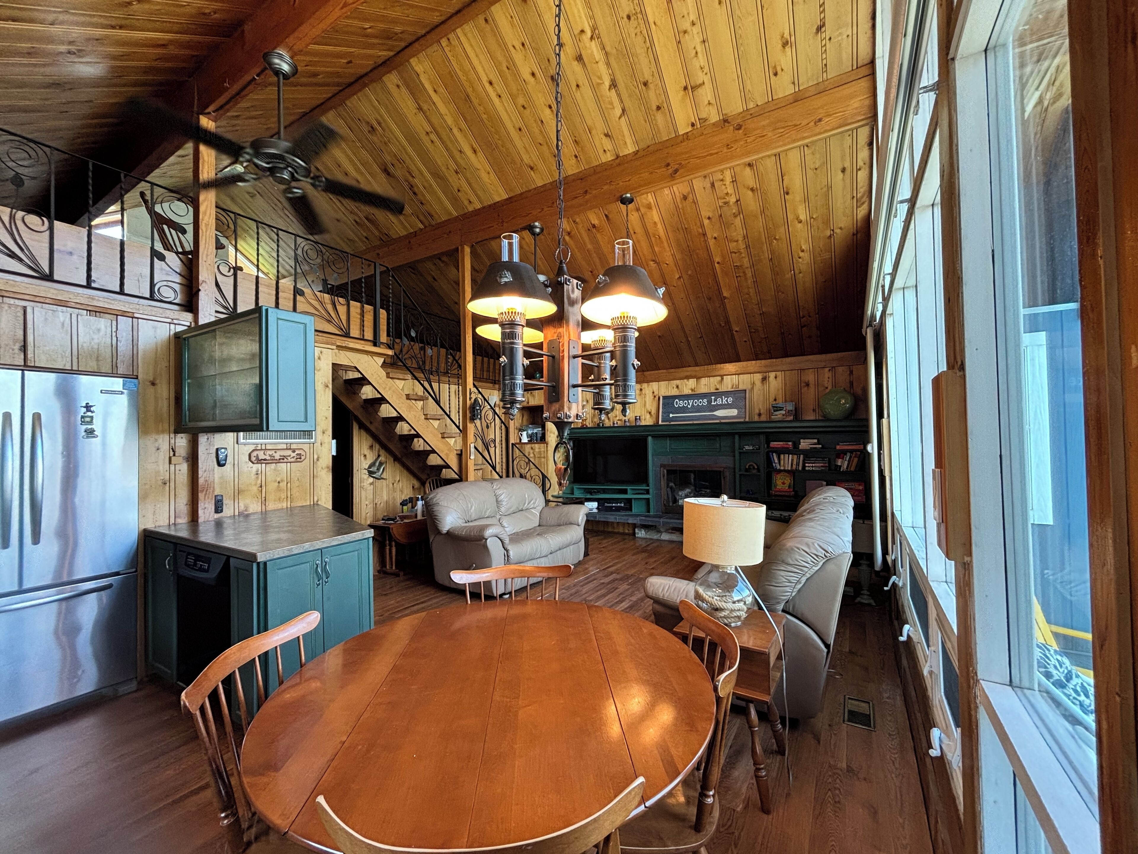 TV connectée, cheminée, livres