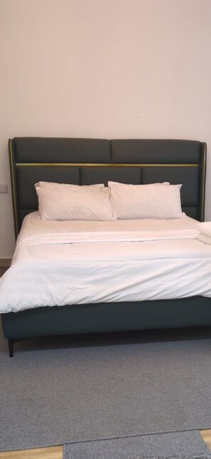 5 bedrooms, iron/ironing board, bed sheets