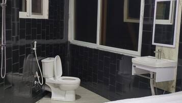 5 Schlafzimmer, Bügeleisen/Bügelbrett, Bettwäsche