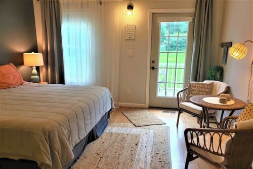 Shiloh - Serene green space, close to airport & interstate. Private w/King bed.