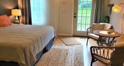 Shiloh - Serene green space, close to airport & interstate. Private w/King bed.