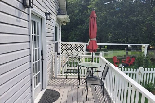 Shiloh - Serene green space, close to airport & interstate. Private w/King bed.