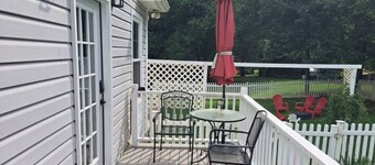 Shiloh - Serene green space, close to airport & interstate. Private w/King bed.
