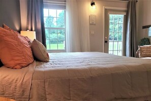 1 bedroom, iron/ironing board, free WiFi, bed sheets - Shiloh - Serene green space, read a book or write one! Amazing sleep w/King bed. (Tyrone)