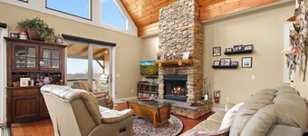 Cabin with Long Range Views, Hot Tub, Game Room, Pool Table, On Beech Mountain!