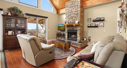 Cabin with Long Range Views, Hot Tub, Game Room, Pool Table, On Beech Mountain!