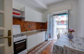 Fridge, stovetop, dishwasher, coffee/tea maker