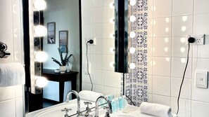 Shower, hair dryer, towels