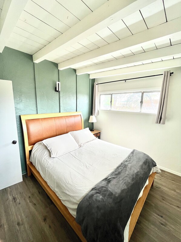 3 habitaciones, tabla de planchar con plancha, wifi y ropa de cama 