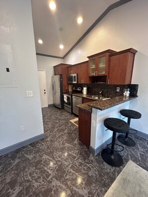 Microondas, horno, parrilla de estufa y lavavajillas 