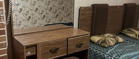 Comfort Villa, Garden View | Desk, laptop workspace, blackout drapes, soundproofing