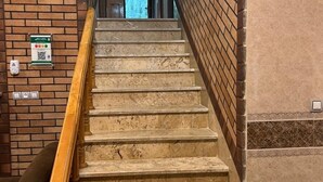A staircase with marble steps and wooden handrails, leading to a door at the top. - Villa De Anna (St.-Rémy-de-Provence)