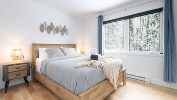 3 bedrooms, desk, iron/ironing board, travel crib