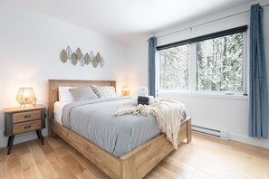 3 bedrooms, desk, iron/ironing board, travel cot