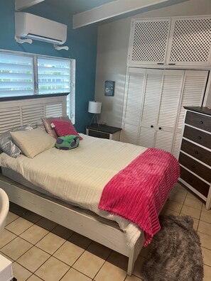 5 chambres, bureau, fer et planche à repasser, lit parapluie