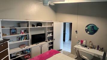 5 chambres, bureau, fer et planche Ă repasser, lit parapluie