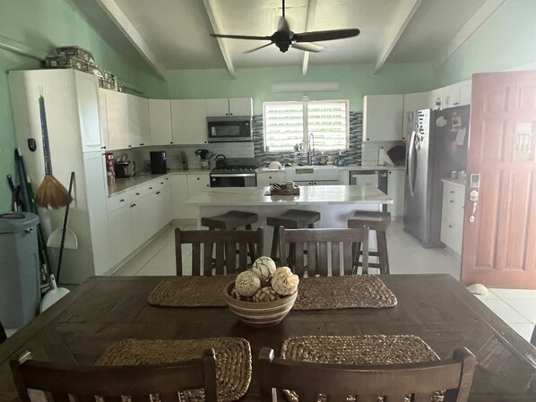 ثلاجة، ميكروويف، فرن، موقد طهي مسطح