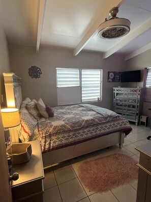 Työpöytä, silitysrauta/-lauta, vauvan matkasänky, ilmainen Wi-Fi