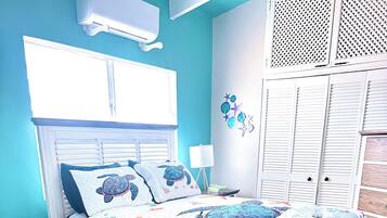 Ein Schlafzimmer mit einem Bett, einem Schreibtisch und einem Stuhl.