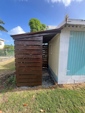 المنطقة المحيطة بالمنشأة