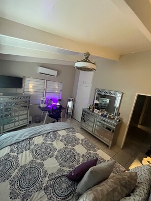 5 bedrooms, desk, iron/ironing board, travel cot