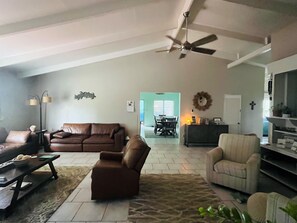 Älytelevisio, kirjoja, työhuone, tulostin