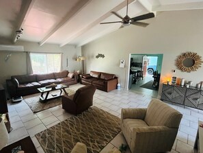 TV connectée, livres, espaces bureaux, imprimantes