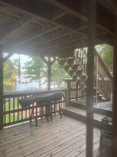 Cozy Lakefront 2-Bedroom First-Floor Retreat