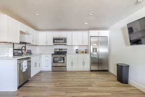 Frigorífico, microondas, horno y placa de cocina