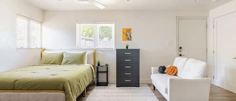 Iron/ironing board, WiFi, bed sheets