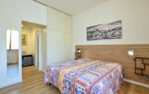 Travel cot, free WiFi